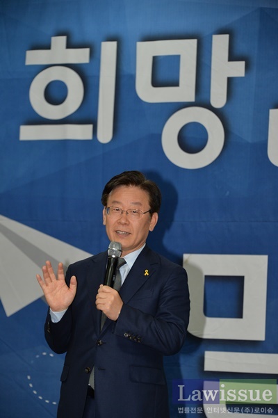 이재명 성남시장이 제주도 상의에서 특강을 진행하고 있다.