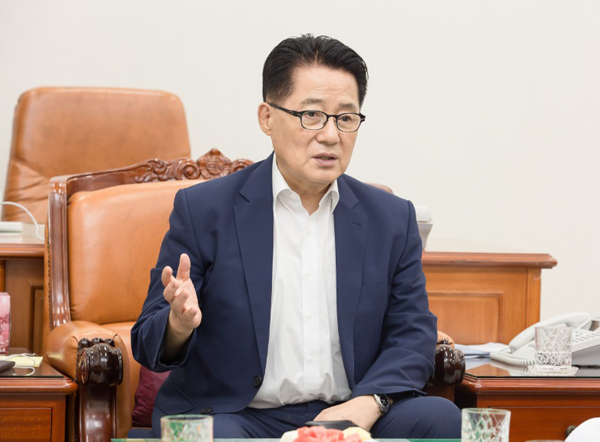 국민의당 원내대표인 박지원 비상대책위원장