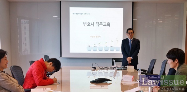 법조인을 꿈꾸는 탈북청소년을 대상으로 법교육 메토링을 하고 있다.(사진제공=동천)