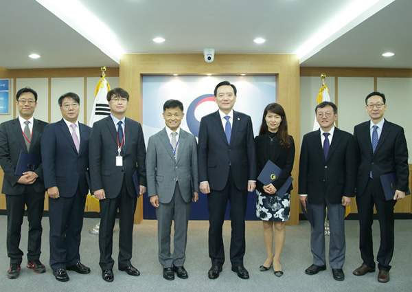 김현웅 법무부 장관이 31일 오전 정부과천청사 1동 대회의실에서 열린 '법무정보화 자문위원회' 위촉식에서 자문위원들과 기념촬영을 하고있다. (사진=법무부)