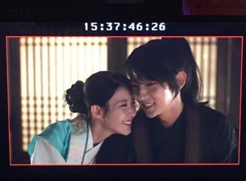 '달의 연인' 아이유, 실제 연인 같은 달달 눈빛 포착 "장기하 질투할라"