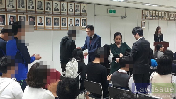 황철규 부산지검장이 장학금을 전달하며 격려하고 있다.