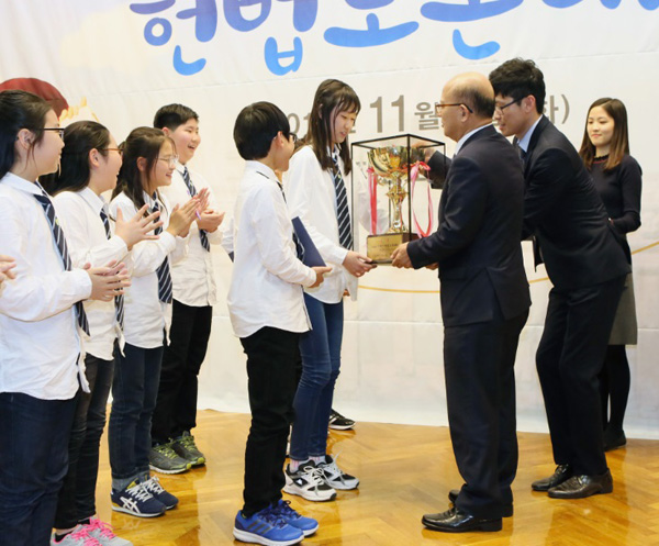 창원 안민초등학교팀에게 대상을 수여하는 박한철 헌법재판소장(사진=헌재)
