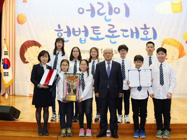 기념촬영을 하고 있는 박한철 헌법재판소장과 창원 안민초등학교 선생님 및 학생들.(사진=헌법재판소)