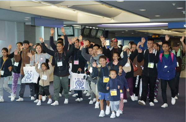 2일 오전 인천공항 입국장에서 열린 재정착 난민 입국 환영행사에서 멍태엉 가족 등 미얀마 카렌족 출신 재정착난민 7가족, 34명이 입국하며 인사를 하고있다.(사진=법무부)