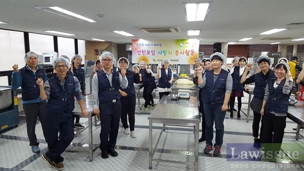 부산선관위 소속 선한모임이 직접 빵과 쿠기를 만들고 파이팅을 하고 있다.(사진제공=부산선관위)