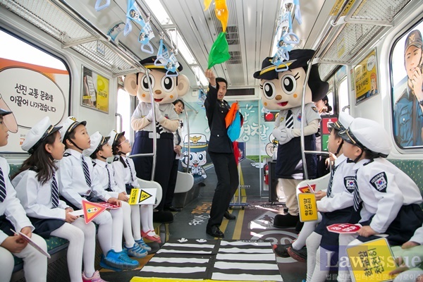 마술공연을 선보이고 있다.