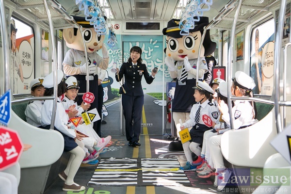 고통안전교육을 하고 있다.