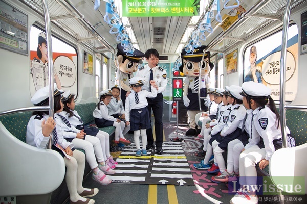 횡단보도건너는 요령에 대해 교육하고 있다.