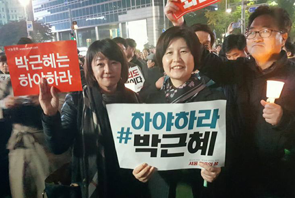 변호사 출신 이재정 의원과 검사 출신 백혜련 의원이 5일 광화문에서 열린 촛불집회에 참석했다.