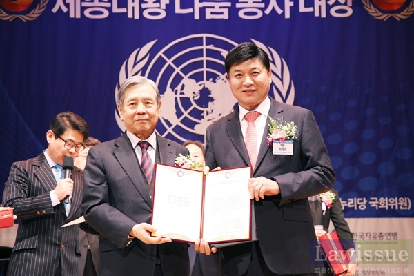 최재호 회장(사진우측)이 세종대왕 나눔봉사대상을 수상하고 기념촬영을 하고 있다.(사진제공=무학)