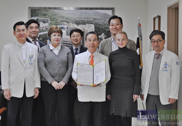 허재택 동아대병원장이 모스크바의대와 MOU를 체결하고 협약서를 내보이며 기념촬영을 하고 있다.(사진제공=동아대병원)