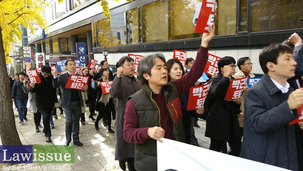 박근혜 대통령의 퇴진을 외치며 거리행진에 나선 전국의 변호사들