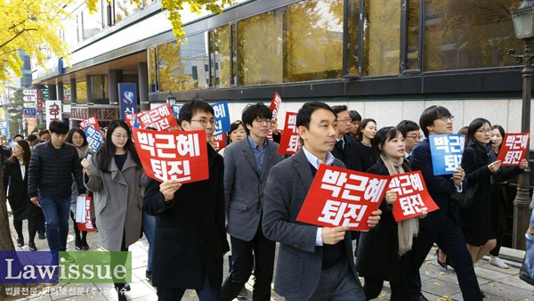 박근혜 대통령의 퇴진을 외치며 거리행진에 나선 전국의 변호사들