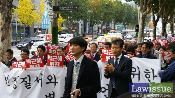 박근혜 대통령의 퇴진을 외치며 거리행진에 나선 전국의 변호사들