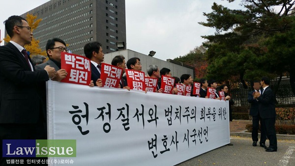 11일 서울중앙지검 앞에서 열린 집회를 저지하는 서울경찰서 형사. 집회 진행자인 오영중 변호사(서울변호사회 인권위원장)에게 집회를 제지하고 있다.