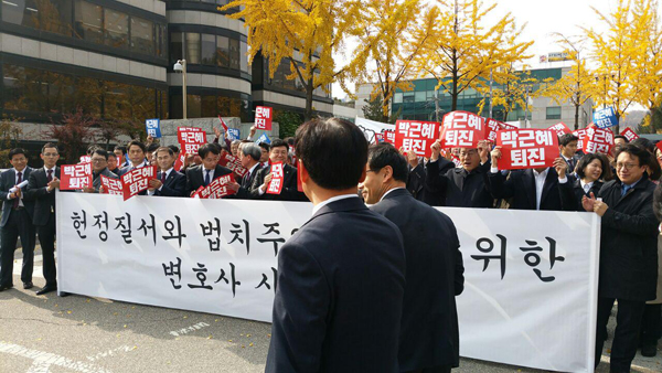 진행자인 오영중 변호사(서울변호사회 인권위원장)을 계속 따라다니는 형사.