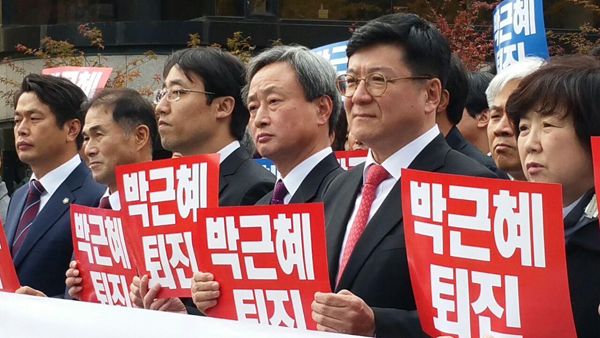 변호사 200여명 “박근혜 대통령 퇴진” 거리행진 막아선 형사