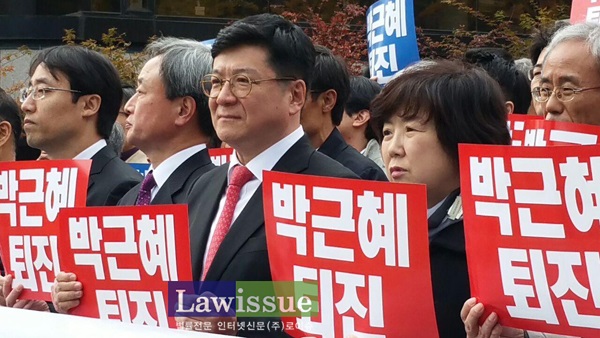 변호사단체 회장들 ‘박근혜 대통령 퇴진’ 외치며 거리행진