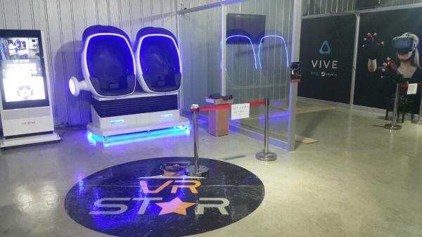 VR방 직접 가보니… 이색 데이트부터 가족체험여행까지