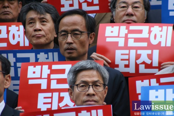 권영국 변호사 뒤에 이재화 변호(전 민변 사법위원장)