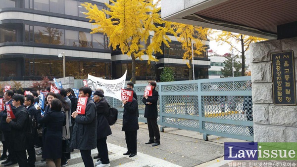 11일 변호사들의 집회에 맞춰 철문을 굳게 닫은 서울중앙지검