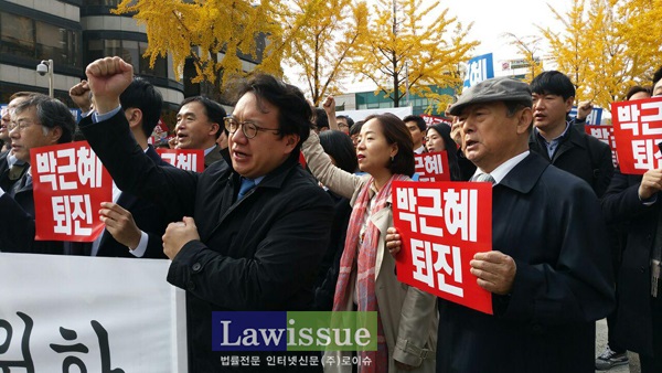 박근혜 퇴진을 외치는 송두환 전 헌법재판관(맨 우측)