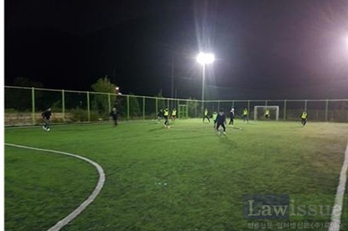 보호관찰청소년들이 풋살경기를 하고 있다.(사진제공=통영준법지원센터)