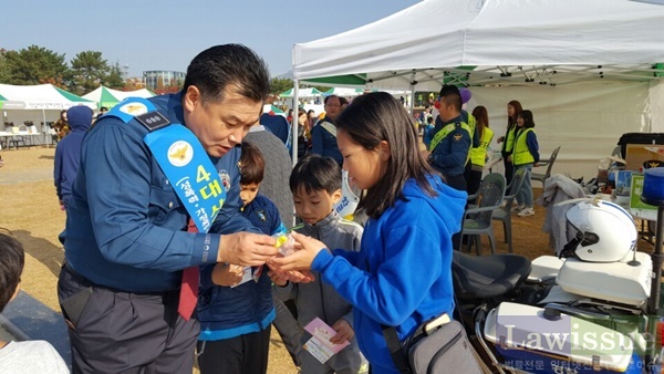 아이들에게 기념품을 전달하고 있다.