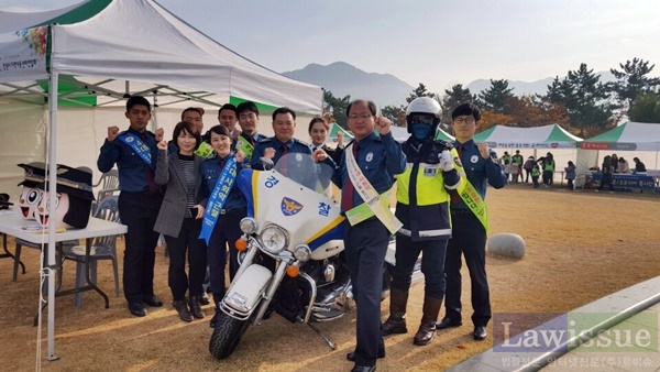 아동학대 홍보부스에서 파이팅을 하고 있다.(사진제공=창원중부서)