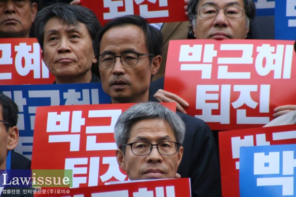 앞쪽 권영국 변호사, 가운데가 이재화 변호사. 지난 11일 변호사회관에서 열린 전국 변호사들의 박근혜 대통령 퇴진 시국선언에 참여했다.