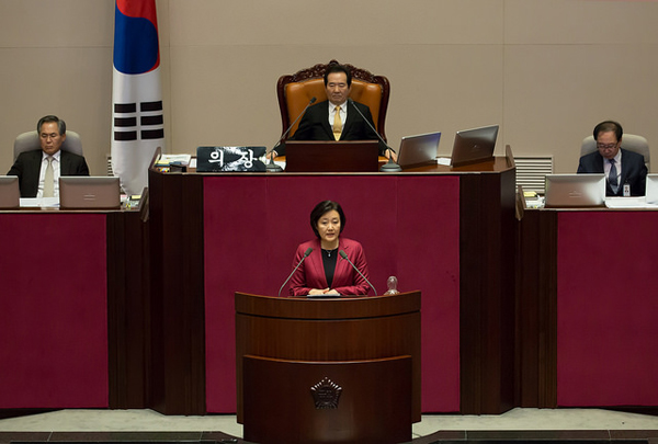 17일 국회 본희의장에서 5분 자유발언하는 박영선 더불어민주당 의원