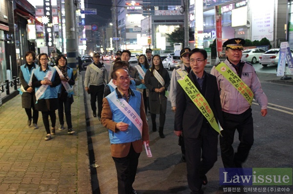 경·관·민 합동으로 수능 후 청소년의 일탈을 방지하기 위해 캠페인에 나서고 있다. (사진제공=창원중부경찰서)