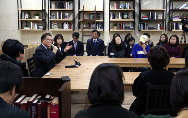 18일 문재인 전 대표의 ‘엄마들과 함께하는 시국 대화’(사진=문재인실 페이스북)