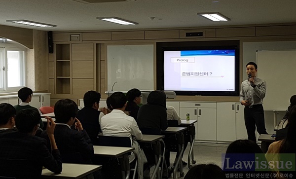 충무고 학생들을 상대로 학교폭력 교육을 실시하고 있다.(사진제공=통영준법지원센터)