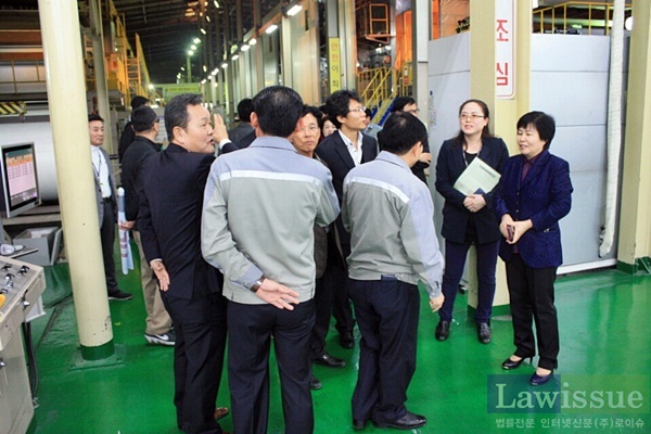 백기영 지부장(사진우측) 등이 한국카본을 방문해 취업지원에 대해 논의하고 있다.(사진제공=한국법무보호복지공단부산지부)