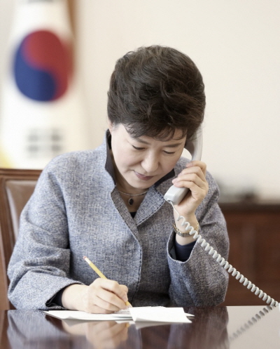 청와대가 ‘오보 괴담 바로잡기! 이것이 팩트 입니다’라는 코너에 올린 박근혜 대통령 사진