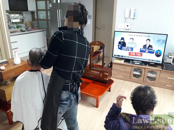 미용사 자격을 가진 사회봉사대상자가 미용서비스를 제공하고 있다.(사진제공=통영준법지원센터)