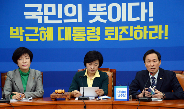 우상호 원내대표(우) . 사진=더불어민주당