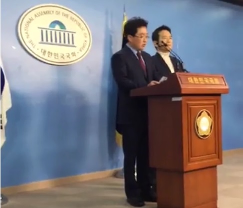 국회 정론관에서 새누리당 탈당 기자회견을 하고 있는 김용태 의원과 남경필 경기도지사