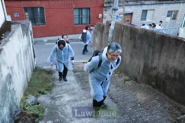직접 연탄을 배달하고 있다.