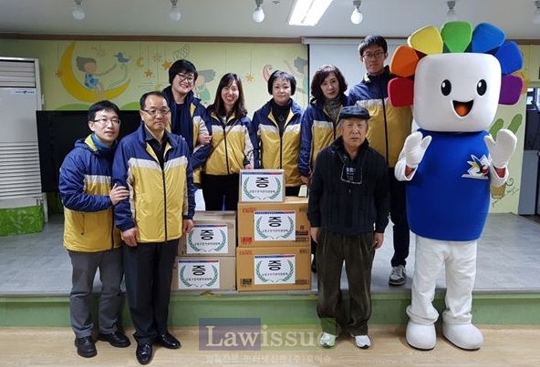 부산금정금 선관위 직원들이 성애원을 찾아 봉사활동과 격려물품을 전달하고 기념촬영.(사진제공=부산금정구선거관리위원회)