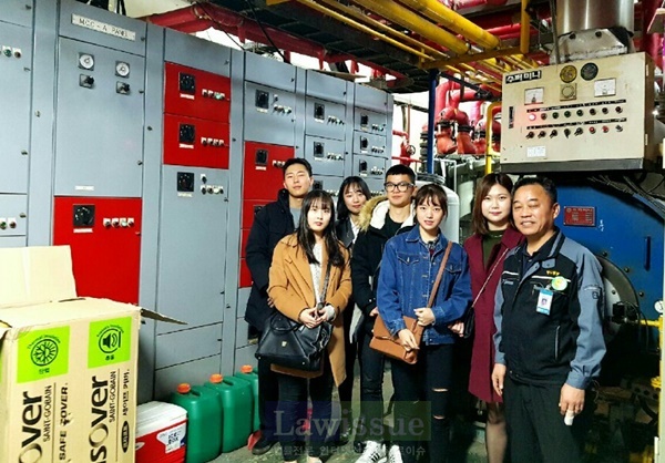 한국해양대 학생들이 영도병원 공조설비 시스템을 견학하고 기념촬영.(사진제공=영도병원)