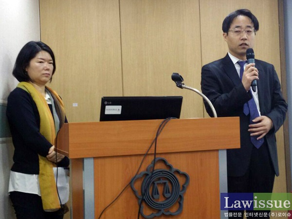 인사말하는 김한규 서울지방변호사회 회장과 진행자 위은진 변호사