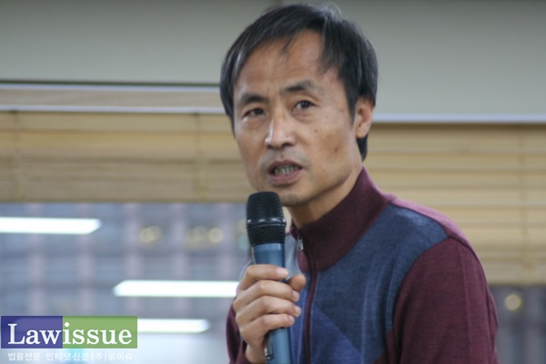 '박근혜 대통령 퇴진을 위한 전국 변호사 결의대회'에 참석해 시국발언하는 이재화 변호사(민변 사법위원장)