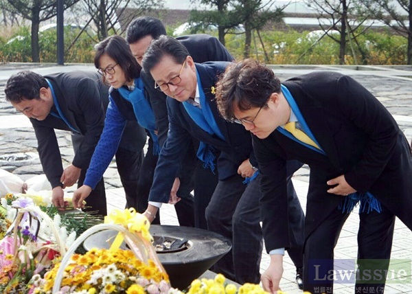 노무현 전 대통령 묘소에 분향하고 있다.(사진제공=더불어민주당 양산시갑지역위원회)
