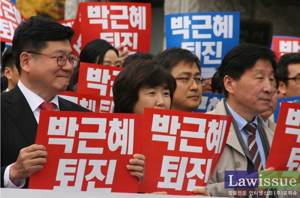 지난 11월 11일 전국 변호사 비상시국모임의 박근혜 대통령 퇴진 촉구 시국선언 때 모습. 좌측부터 이찬희 변호사, 정연순 회장, 민경한 변호사