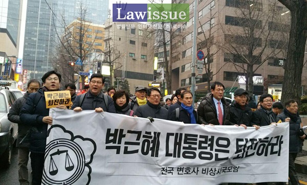 지난 11월 26일 광화문광장으로 행진하는 변호사들. 앞줄 세번째가 정연순 민변 회장