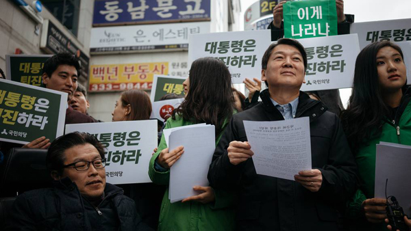 탄핵 서명을 받으러 분주하게 다니는 안철수 의원(사진=페이스북)