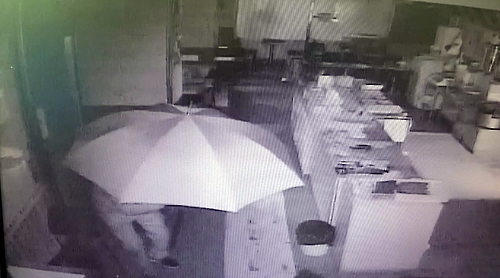 “CCTV 피하려고”...우산 쓰고 상가 턴 50대 덜미
